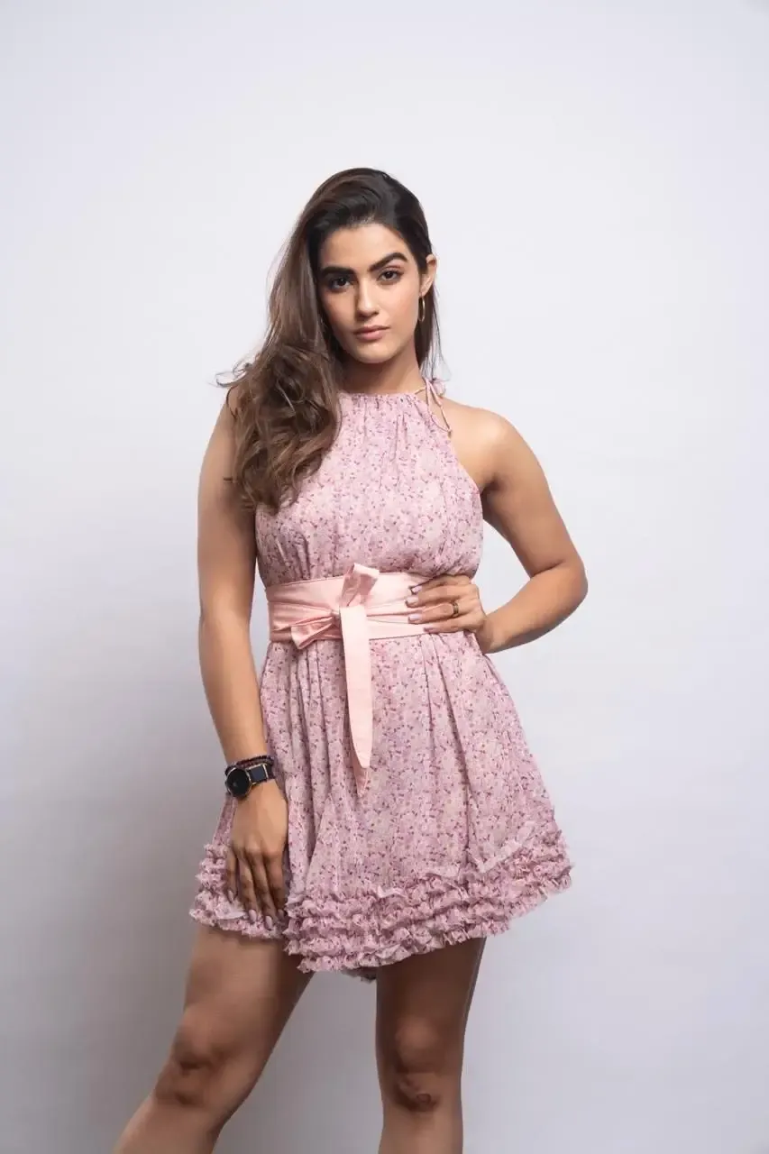 INDIAN ACTRESS KAVYA THAPAR LONG LEGS SHOW IN MINI PINK SKIRT 8